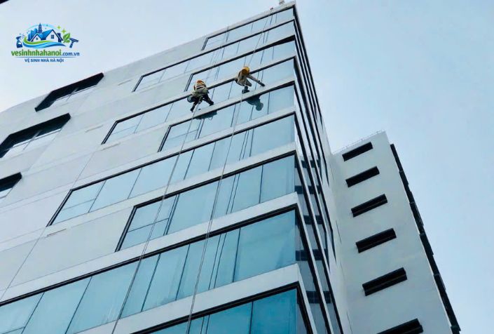 Đu dây lau kính tòa nhà Hà Nội