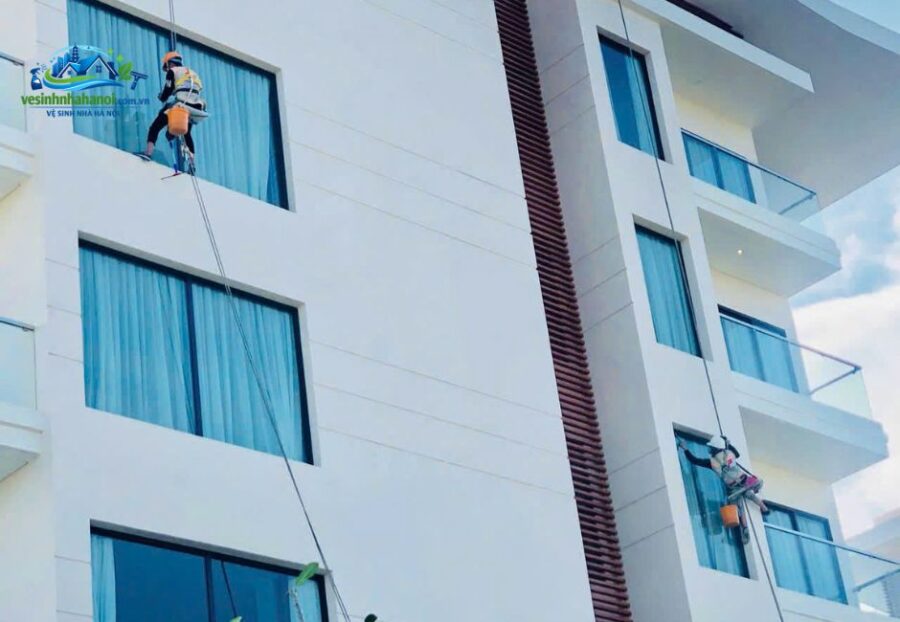 Đu dây vệ sinh kính tòa nhà