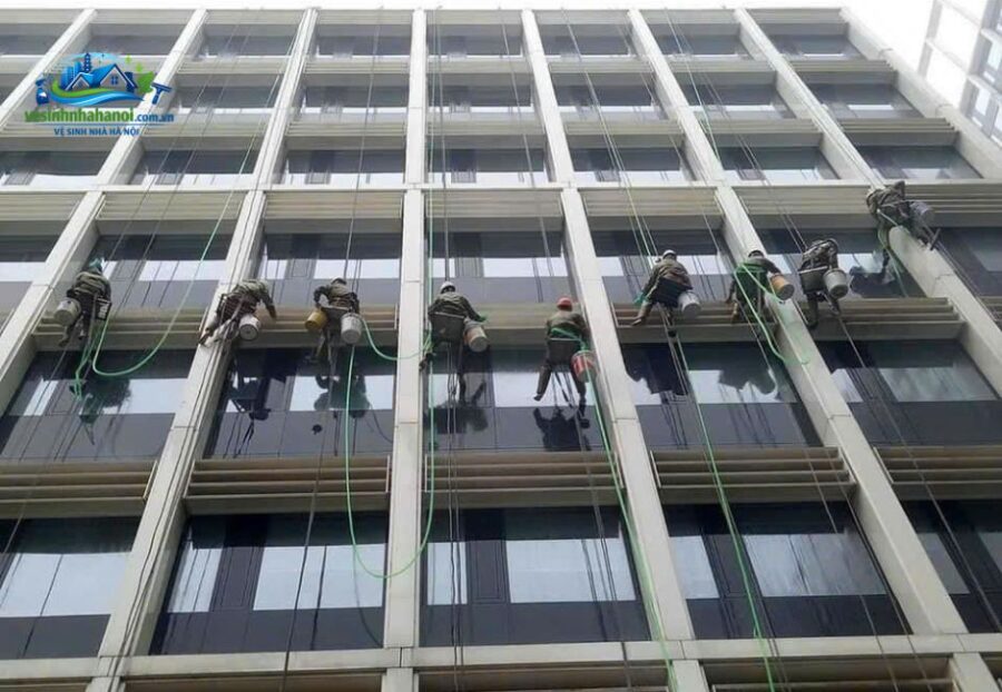 tại sao cần vệ sinh kính mặt ngoài tòa nhà định kỳ
