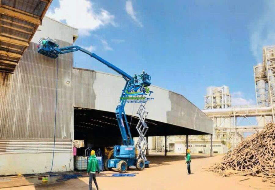 vệ sinh vách nhà xưởng